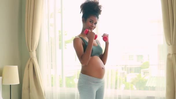 Güzel Afrikalı Amerikalı Anne Hamile Sağlığına Dikkat Ediyor Yatak Odasında — Stok video