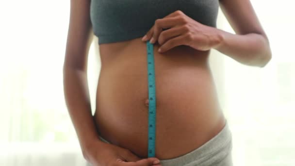 Těhotná Africká Americká Žena Stojí Své Ložnici Doma Používá Pásku — Stock video