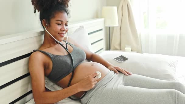 Gravid Thailändsk Afroamerikansk Mamma Använder Gladeligen Medicinsk Stetoskop Lyssna Hjärtslag — Stockvideo