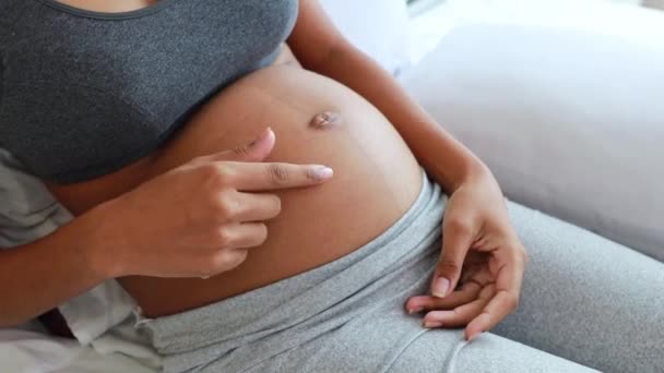 Έγκυος Αφροαμερικανή Κάθεται Στο Κρεβάτι Και Τρίβει Απαλά Στομάχι Της — Αρχείο Βίντεο