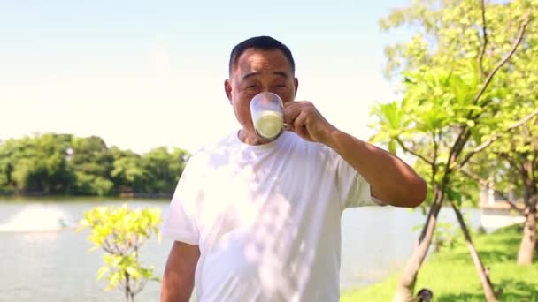 Man Die Melk Drinkt Portret Gezonde Aziatische Oudere Man Drinkt — Stockvideo
