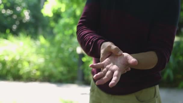 Idoso Levanta Massageia Palmas Das Mãos Pulsos Usando Mão Direita — Vídeo de Stock