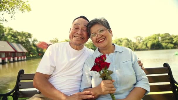 Seelenverwandte Älteres Asiatisches Paar Glücklicher Hochzeitstag Valentinstag Ehemann Schenkt Seiner — Stockvideo