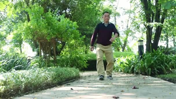 아시아 남자는 오른쪽 관절염 고통과 스탠드 마사지 완화로 신체의 악화에 — 비디오