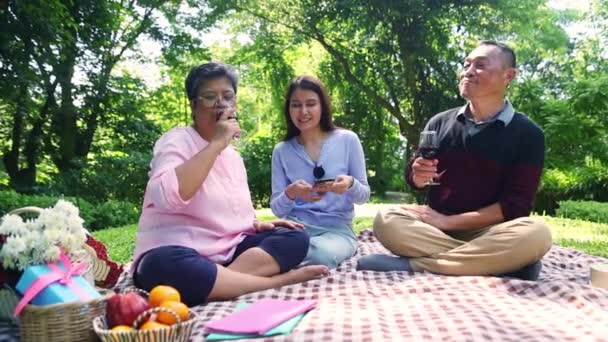 Szczęśliwa Rodzina Azjatyckie Podróże Robi Działalność Piknik Park Dbając Swoje — Wideo stockowe
