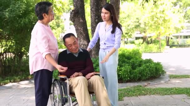 Feliz Asiático Familia Toma Cuidado Anciano Discapacitado Padre Silla Ruedas — Vídeos de Stock