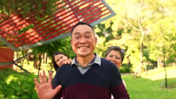 Pais Família Asiática Sua Filha Adulta Ficaram Com Seu Guidão — Vídeo de Stock