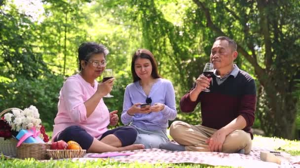 Szczęśliwa Rodzina Azjatyckie Podróże Robi Działalność Piknik Park Dbając Swoje — Wideo stockowe