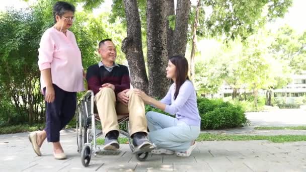 Feliz Asiático Família Cuida Idoso Deficiente Pai Uma Cadeira Rodas — Vídeo de Stock