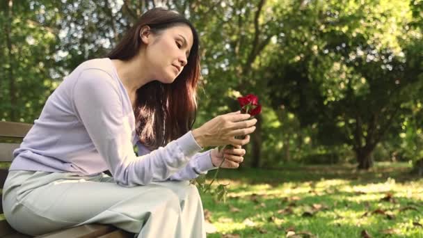 Joven Mujer Asiática Decepcionada Amor Sienta Sola Jardín Arrancando Rosas — Vídeo de stock