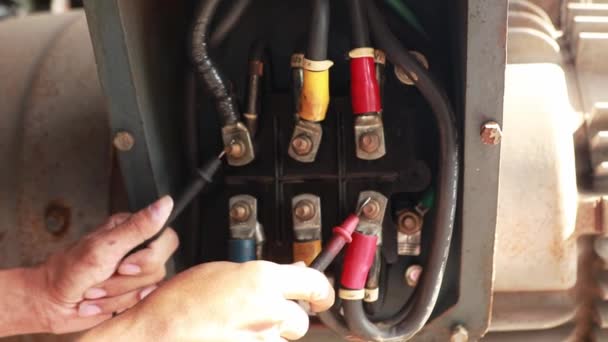 Kontrollieren Sie Nicht Mehr Die Motorreparaturen Nahaufnahme Männlicher Elektriker Arbeiter — Stockvideo