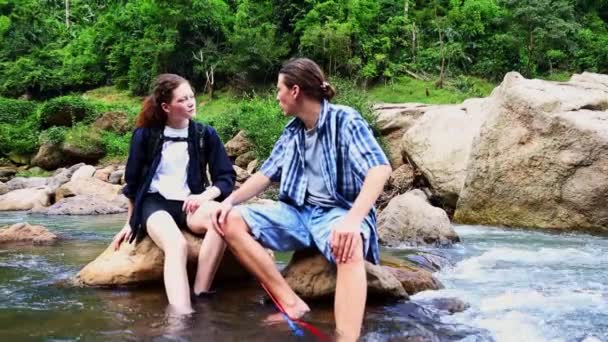 Coppie Uomini Donne Fanno Viaggio Piedi Eco Turismo Sedersi Rilassarsi — Video Stock