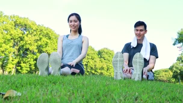 Gezond Attent Portret Aziatisch Echtpaar Doet Sport Opwarmen Fitness Stretching — Stockvideo