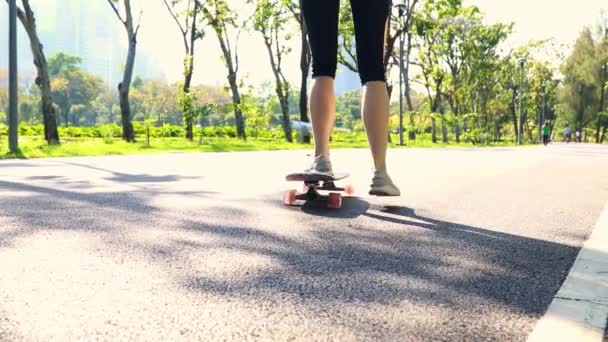 Joven Asiática Jugando Games Practicando Skate Parque Infantil Practicando Juego — Vídeos de Stock