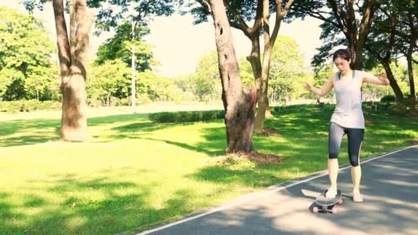 Jonge Aziatische Vrouw Spelen Games Oefenen Skateboarden Speelplaats Het Park — Stockvideo