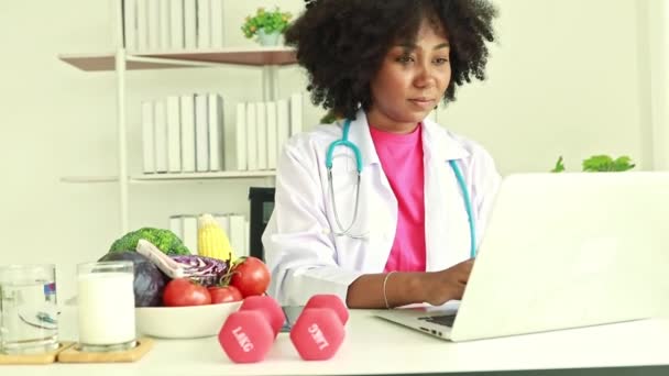 Nutricionista Afroamericana Sentada Escribiendo Trabajo Salud Teclado Teléfono Inteligente Que — Vídeo de stock