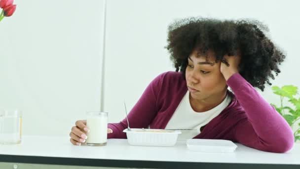 Adolescente Afroamericana Stanca Mangiare Pasti Insoddisfacenti Malsani Scatola Seduto Fissando — Video Stock