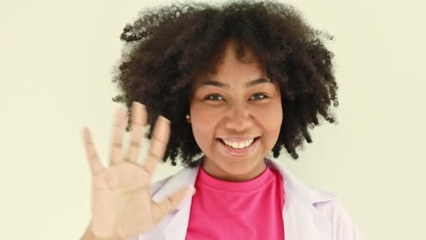 Χαριτωμένη Αφροαμερικανίδα Διατροφολόγος Κάθεται Ένα Γραφείο Χαμογελώντας Και Σηκώνοντας Χέρι — Αρχείο Βίντεο