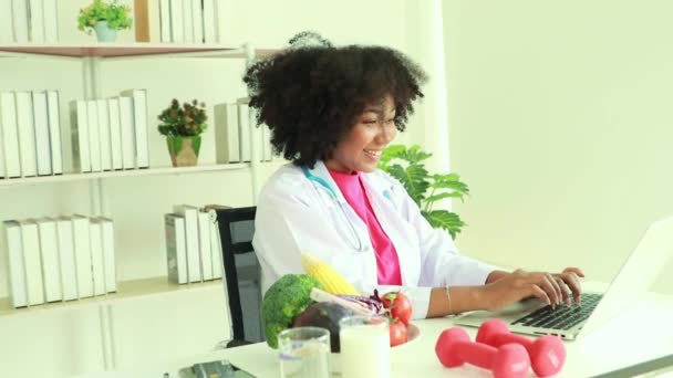 African American Γυναίκα Διατροφολόγος Κάθεται Δακτυλογράφηση Της Υγείας Εργασία Για — Αρχείο Βίντεο