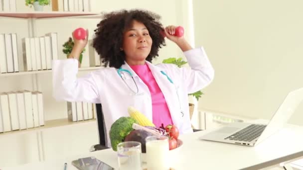 Vrouwelijke Arts Voedingsdeskundige Doen Stretching Oefeningen Heffen Halters Kliniek Kantoor — Stockvideo