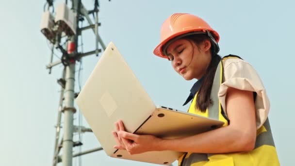 Азиатская Женщина Инженер Шлеме Выполняет Полевые Работы Телекоммуникационной Башни Управления — стоковое видео