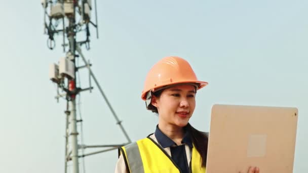 Asiatische Ingenieurin Mit Helm Führt Feldarbeit Telekommunikationsturm Steuerung Der Mobilen — Stockvideo