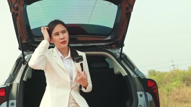 Joven Mujer Asiática Conduciendo Coche Eléctrico Sienta Estresado Preocupado Porque — Vídeo de stock