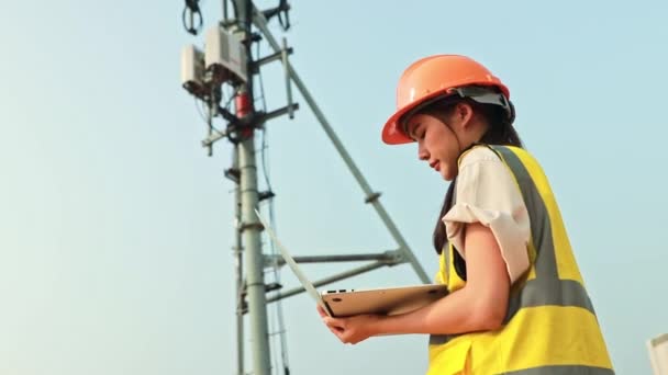Aziatische Vrouwelijke Ingenieur Het Dragen Van Helm Voert Veldwerk Telecommunicatie — Stockvideo