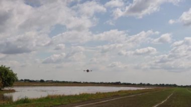 İnsansız hava aracı uçuşları tarım, tarımcılık ve pirinç tarlalarını incelemek ve fotoğraflamak için kullanılır: Modern tarım modern teknoloji kavramını kullanır.