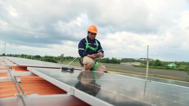 Ingegnere Elettricista Asia Controllare Installazione Pannelli Solari Tetti Metallici Impianti — Video Stock
