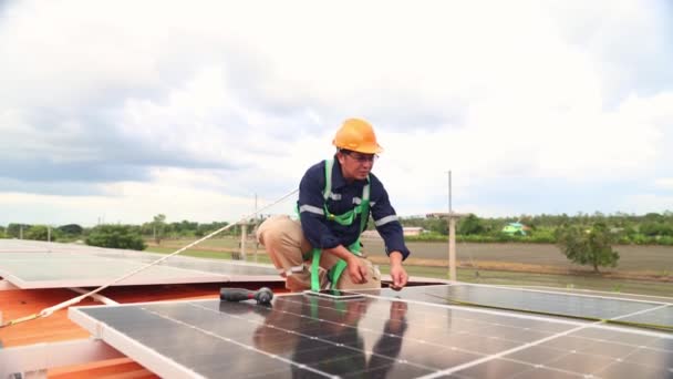 Ingegnere Elettricista Asia Controllare Installazione Pannelli Solari Tetti Metallici Impianti — Video Stock