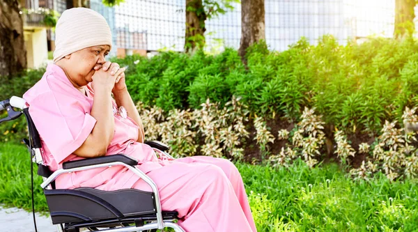 Tekerlekli Sandalyede Oturan Başörtüsü Takan Yaşlı Asyalı Kadın Kanser Cerrahının - Stok İmaj