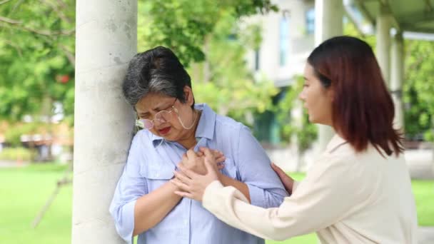 一位年长的亚洲女人突然得了严重的心脏病 气喘吁吁地站在那里 胸部疼痛难忍 她被紧急送进了医院 — 图库视频影像