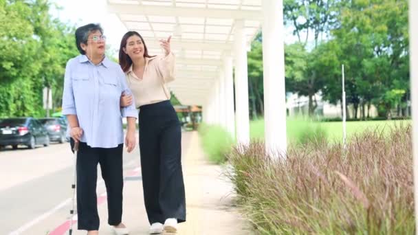 Пожилая Азиатская Женщина Вдруг Получил Серьезный Сердечный Приступ Мог Дышать — стоковое видео