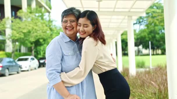 Семейный Портрет Счастливая Пожилая Мать Милая Красивая Здоровая Азиатская Дочь — стоковое видео