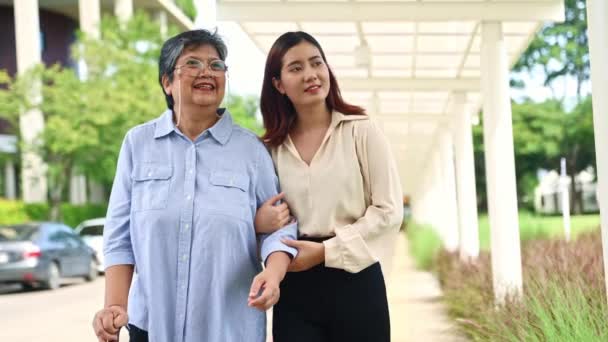 Ouderen Die Werden Opgevoed Door Een Jonge Aziatische Vrouw Kregen — Stockvideo