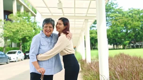 Mutlu Aile Portresi Mutlu Yaşlı Anne Onun Sevimli Sağlıklı Asyalı — Stok video