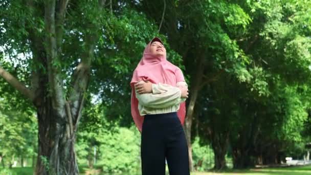 Joven Mujer Musulmana Asiática Con Hijab Emociones Positivas Pie Abrazando — Vídeo de stock