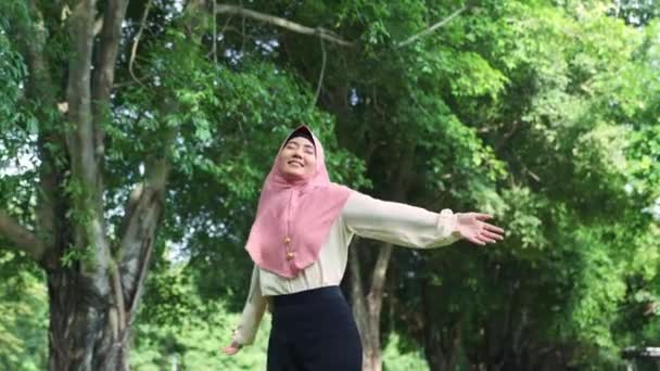 Jovem Asiático Muçulmano Mulher Vestindo Hijab Emoções Positivas Liberdade Voando — Vídeo de Stock