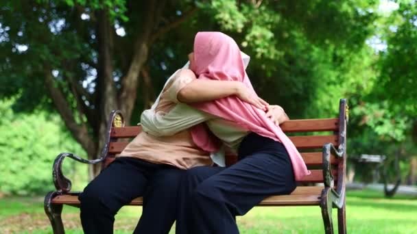 Anya Lánya Ázsiai Muszlimként Nőnek Fel Hidzsábot Viselve Üljenek Pihenjenek — Stock videók