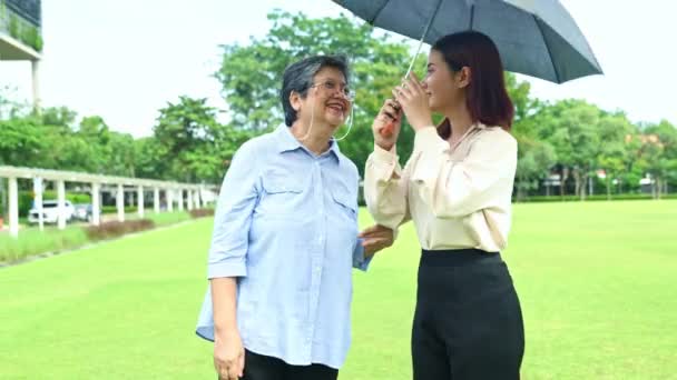Idős Anya Gyönyörű Ázsiai Lánya Együtt Sétálnak Kertben Esernyő Napernyőt — Stock videók