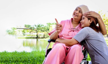 Kanserli neşeli yaşlı anne başörtüsü takıyor. Bebek arabasıyla gökyüzüne bakıyor. Sevgi ve sevgiyle sarılıyor..