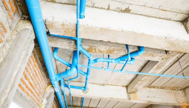 Mühendislik standartlarını karşılayan kaliteli PVC borularını kullanarak evdeki banyo ve tuvaletlerde su ve atık su boru sistemi tasarlamak için inşaat halindeki konut projesi.