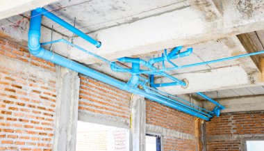 Mühendislik standartlarını karşılayan kaliteli PVC borularını kullanarak evdeki banyo ve tuvaletlerde su ve atık su boru sistemi tasarlamak için inşaat halindeki konut projesi.