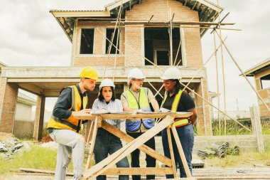 Beyin fırtınası evlerinin inşaatı, çok ırklı mimarlar mühendisler, mühendisler, kadınlar ve işçiler planlara danışmanlık, inşaat projeleri, inşaat mühendisleriyle gayrimenkul projeleri..