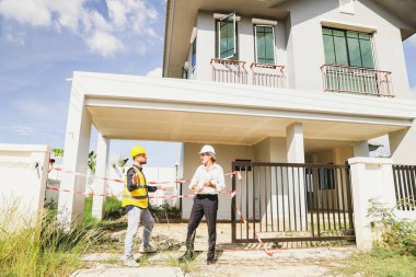 İnşaat uyarısı sırasında kazaları azaltmak amacıyla dikkatli bir şekilde tehlikeyi önlemek amacıyla, inşaat projesinde çalışan işçiler ve güvenlik görevlileriyle yapılan görüşmeler girişleri engelliyor.