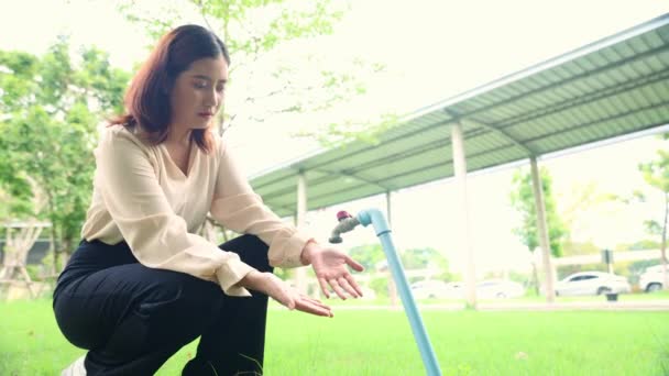 Fiatal Ázsiai Csapvizet Akar Használni Egy Kültéri Csapból Meleg Időben — Stock videók