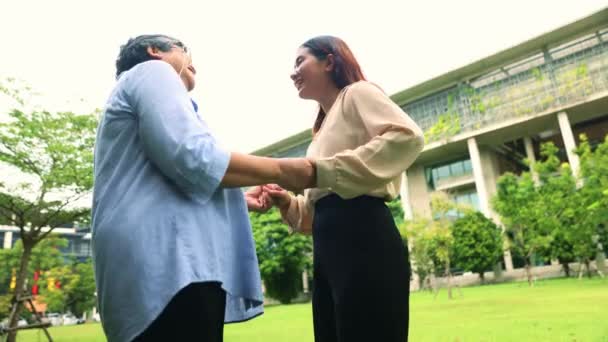 Relationship Asian Mother Elderly Daughter Standing Grass Holding Hands Singing — Stock Video