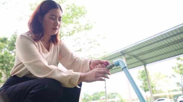 Mladá Asiatka Chce Použít Vodu Kohoutku Horkém Počasí Sedí Otáčí — Stock video