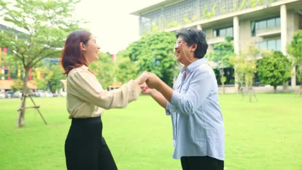 Relacionamento Mãe Asiática Idoso Filha Grama Mãos Dadas Cantando Dançando — Vídeo de Stock